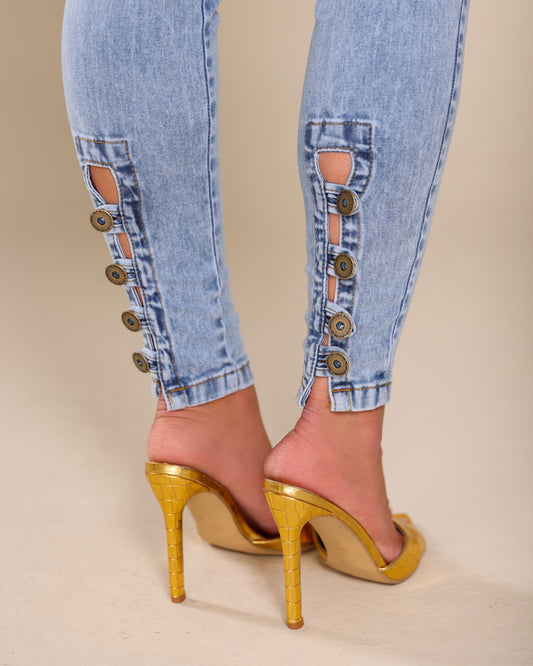 Calça Jeans Clara com Detalhe de Botões na Perna - Divine Jeans