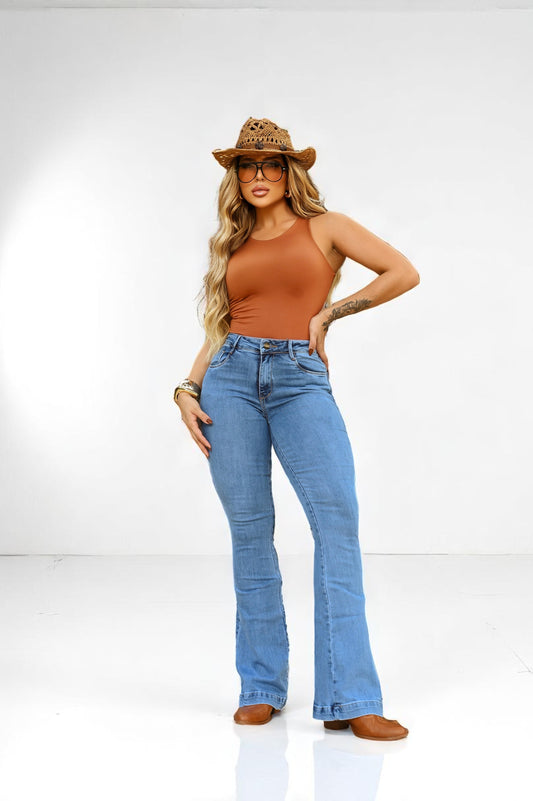 Calça Jeans Flare Claro com Elastano Cintura Alta Divine Jeans.